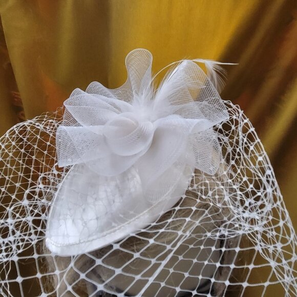 White Veil Netting Rosette Feathers White Fascinator - Picture 2 of 11